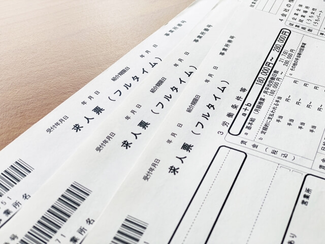 精密に印刷された財務書類の一覧