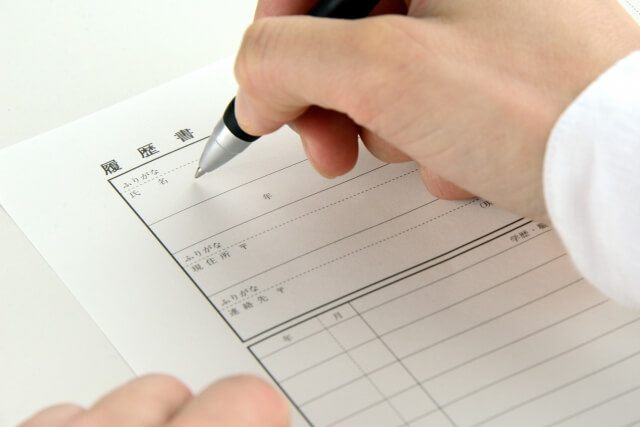 ノートに予定を書き込む手