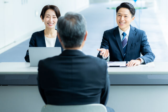 面接で質問する採用担当者
