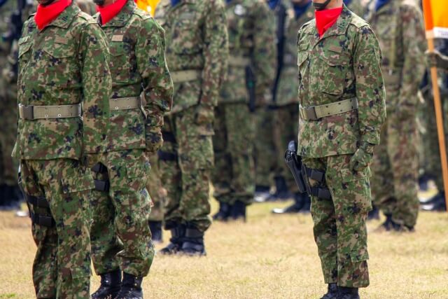 整列する軍隊の兵士たち
